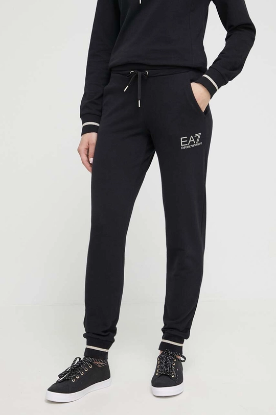 Homewear dukserica EA7 Emporio Armani  Temeljni materijal: 95% Pamuk, 5% Elastan Postava kapuljače: 100% Pamuk Manžeta: 92% Pamuk, 4% Elastan, 2% Poliester, 2% Metalično vlakno