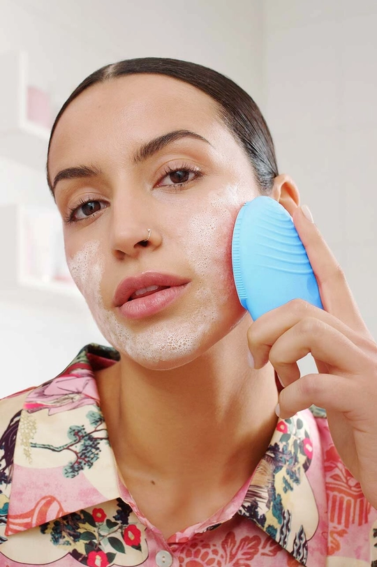 Četka za masažu i čišćenje lica FOREO LUNA™ 3 Combination Skin