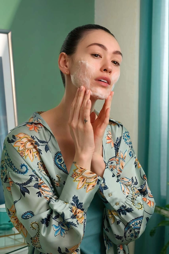 Питательная пенка для очищения кожи лица FOREO Micro-Foam Cleanser 20 ml <p>Aqua/Water/Eau, Glycerin, Sodium Cocoyl Glycinate, Cocamidopropyl Betaine, Glycol Distearate, Disodium Cocoamphodiacetate, PEG-150 Distearate, Olive Oil PEG-7 Esters, 1,2-hexanediol, Sodium Chloride, Hydroxyacetophenone, Polyquaternium-7, Carbomer, Tocopheryl Acetate, Portulaca Oleracea Extract, Salvia Hispanica Seed Extract, Butylene Glycol, Centella Asiatica Extract, Houttuynia Cordata Extract, Hexylene Glycol, Fructooligosaccharides, Saccharide Hydrolysate, Sodium Benzoate, Propanediol, Pullulan</p>