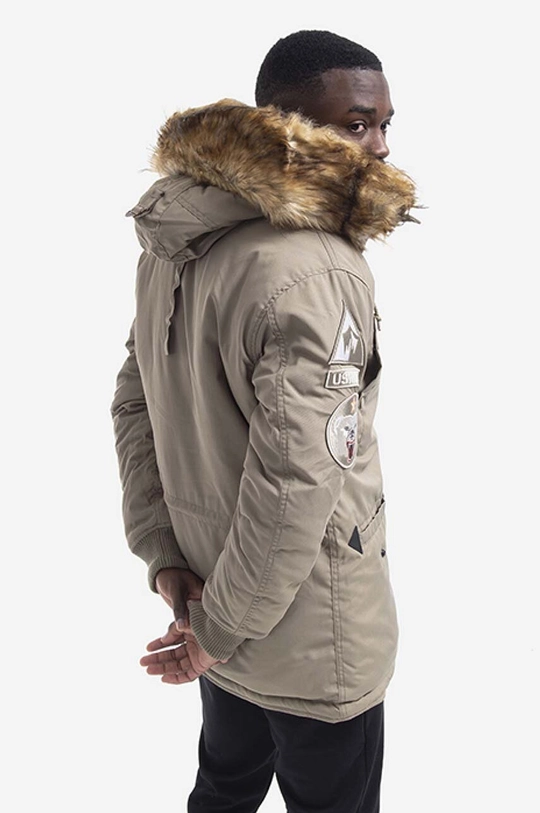 Bunda Alpha Industries Arctic Discoverer  Hlavní materiál: 60 % Polyester, 40 % Nylon Podšívka: 100 % Nylon Výplň: 100 % Polyester