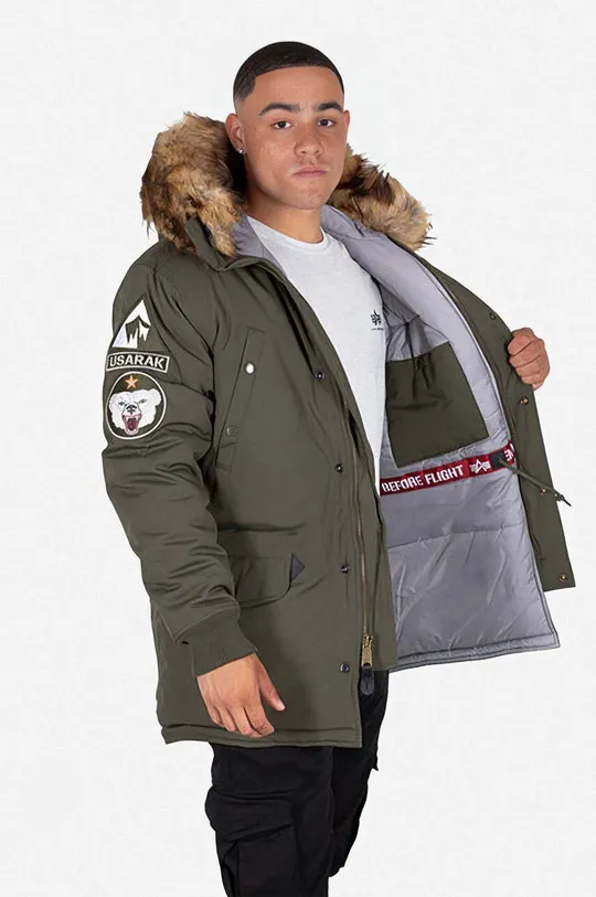 Parka Alpha Industries  Temeljni materijal: 60% Poliester, 40% Najlon Postava: 100% Najlon Ispuna: 100% Poliester