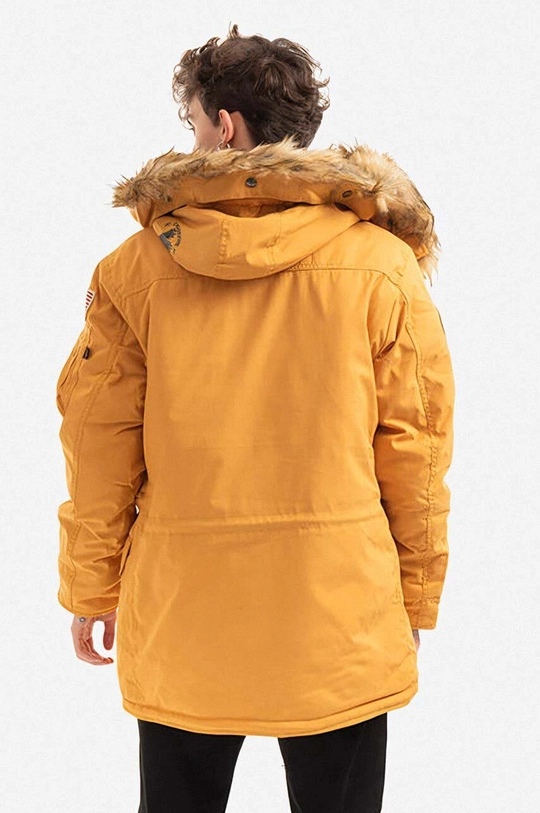 Bunda Alpha Industries  Základná látka: 53 % Nylón, 47 % Polyester Podšívka: 100 % Nylón Výplň: 100 % Polyester