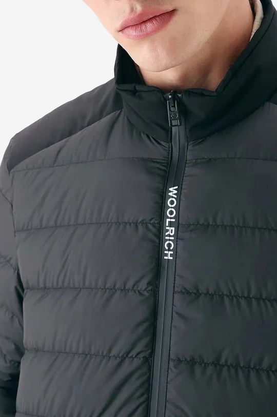 Пухова куртка Woolrich  Основний матеріал: 100% Поліестер Підкладка: 100% Поліамід Наповнювач: 90% Гусячий пух, 10% Качине пір'я