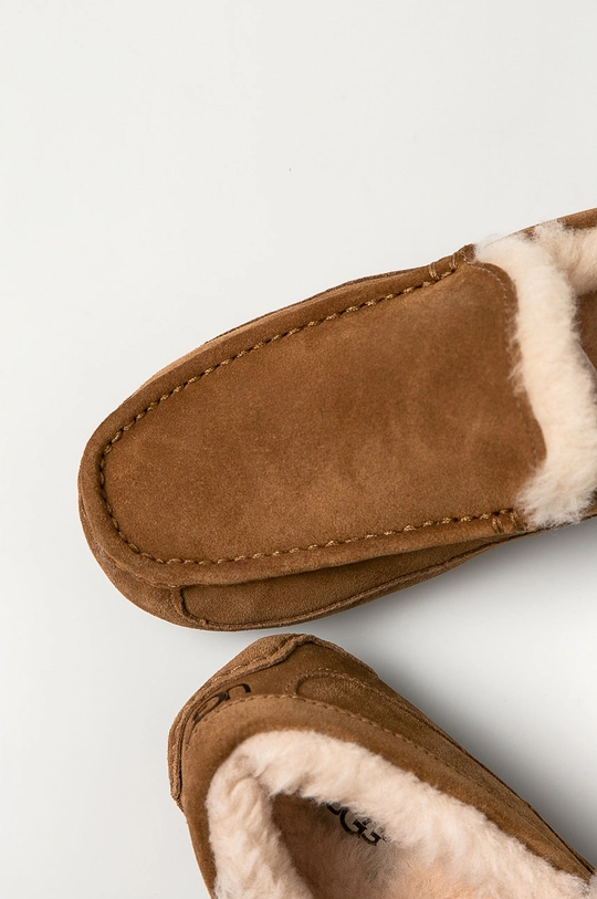 UGG - Kapcie skórzane Ascot Cholewka: Skóra zamszowa, Wnętrze: Wełna, Podeszwa: Materiał syntetyczny