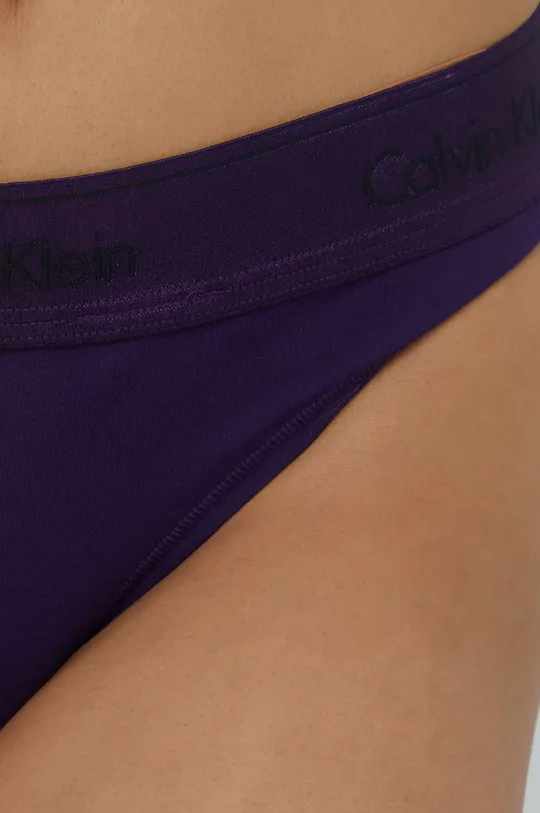 Στρινγκ Calvin Klein Underwear  Κύριο υλικό: 53% Βαμβάκι, 12% Σπαντέξ, 35% Modal Φινίρισμα: 10% Σπαντέξ, 60% Νάιλον, 30% Πολυεστέρας