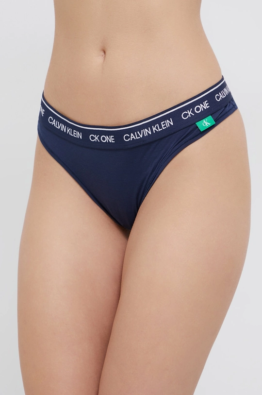 Podprsenka a tangá Calvin Klein Underwear  1. látka: 89% Recyklovaný polyester, 11% Recyklovaný elastan 2. látka: 90% Recyklovaný polyester, 10% Recyklovaný elastan