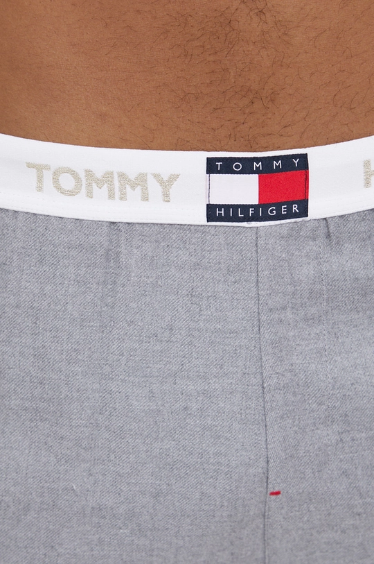 Dugi doljnji dio pidžame Tommy Hilfiger  Temeljni materijal: 35% Poliester, 65% Viskoza Traka: 11% Elastan, 67% Poliamid, 22% Poliester