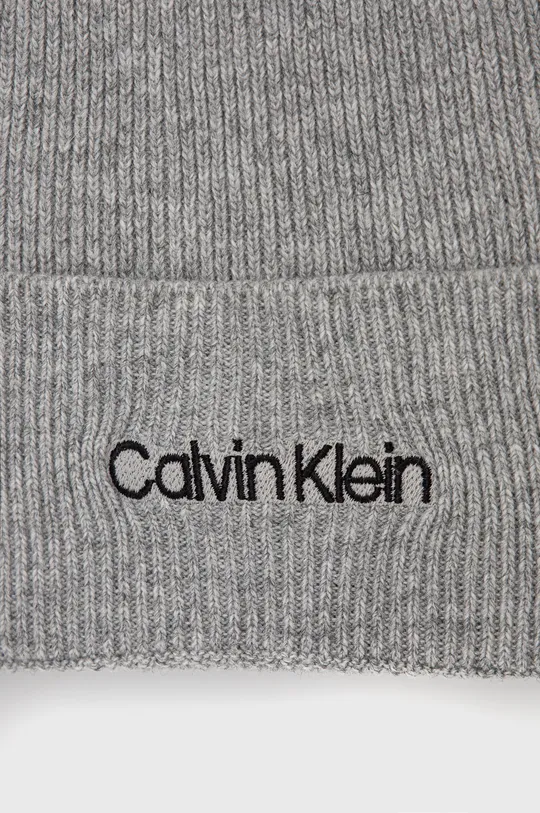 Kapa s dodatkom vune Calvin Klein  5% Kašmir, 35% Poliamid, 30% Vuna, 30% Viskoza