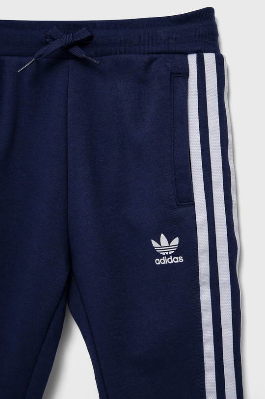 Παιδική φόρμα adidas Originals  Φόδρα: 100% Βαμβάκι Υλικό 1: 70% Βαμβάκι, 30% Ανακυκλωμένος πολυεστέρας Υλικό 2: 70% Βαμβάκι, 30% Ανακυκλωμένος πολυεστέρας Φόδρα κουκούλας: 100% Βαμβάκι Πλέξη Λαστιχο: 95% Βαμβάκι, 5% Σπαντέξ