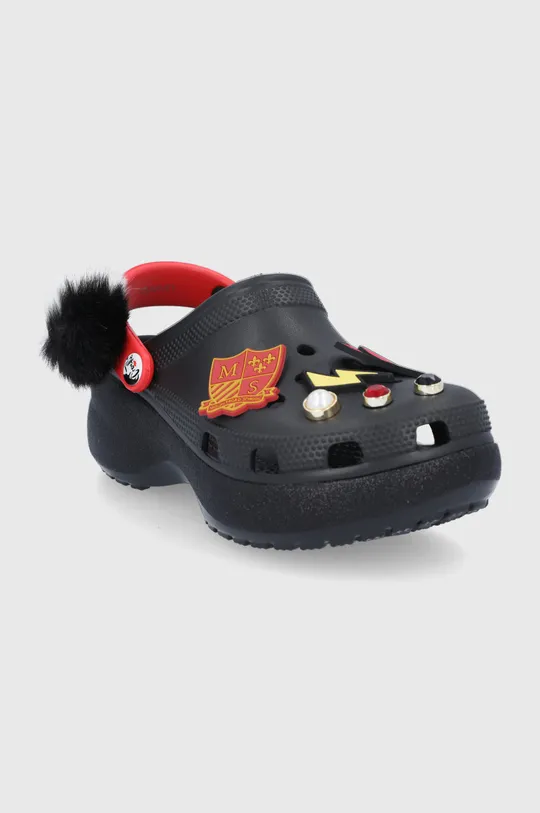 Šľapky Crocs x Cruella dámske, čierna farba, na platforme ANSWEAR.sk