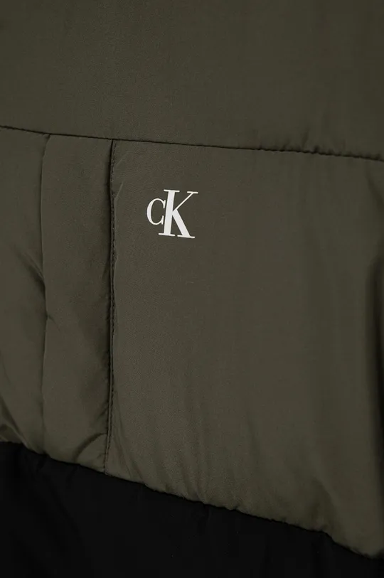 Дитяча куртка Calvin Klein Jeans  Основний матеріал: 100% Поліестер Підкладка: 100% Поліестер Наповнювач: 100% Поліестер Резинка: 97% Поліестер, 3% Еластан
