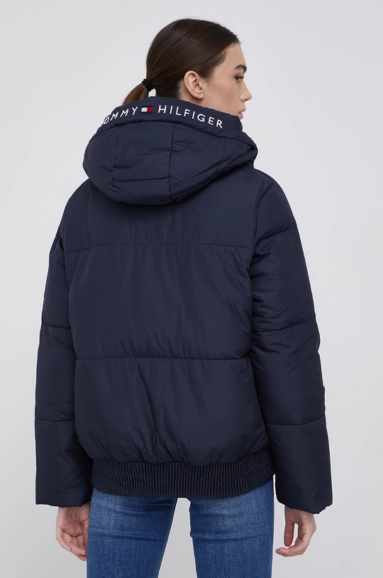 Jakna Tommy Hilfiger  Temeljni materijal: 100% Poliester Postava: 100% Poliester Ispuna: 100% Poliester