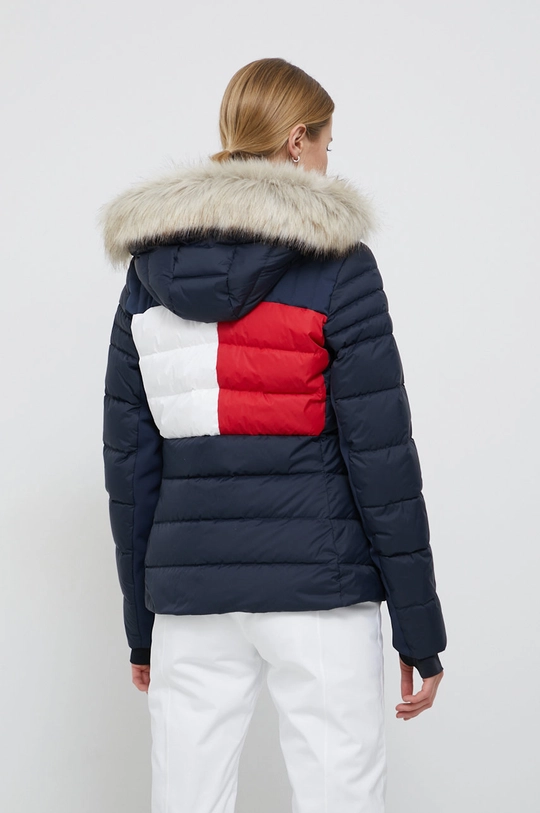 Pernata jakna Rossignol x Tommy Hilfiger  Postava: 100% Poliester Ispuna: 15% Perje, 85% Perje Temeljni materijal: 14% Elastan, 46% Poliamid, 40% Poliester