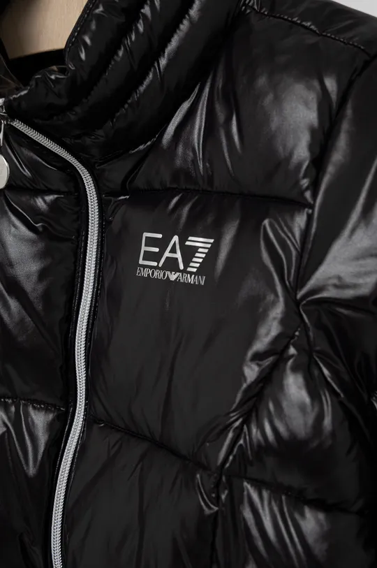 Παιδικό μπουφάν EA7 Emporio Armani  Κύριο υλικό: 100% Πολυαμίδη Φόδρα: 100% Πολυαμίδη Ένθετο: 100% Πολυεστέρας