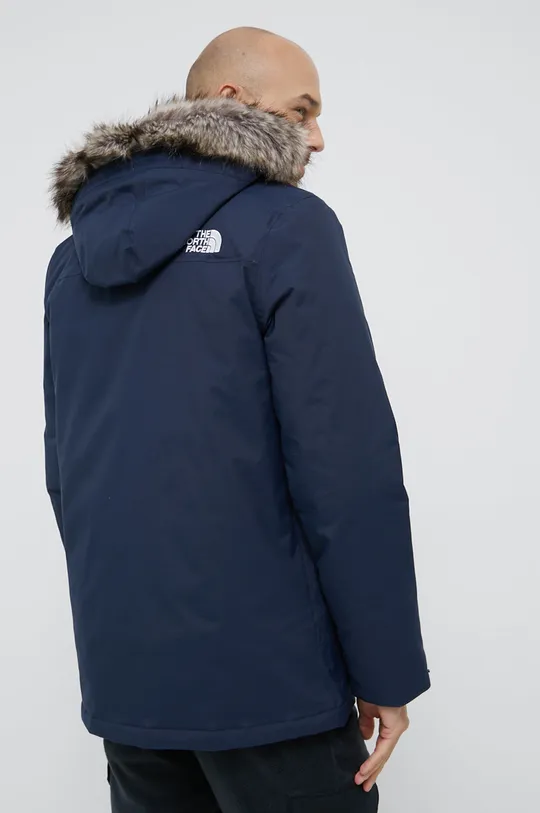 Куртка The North Face M RECYCLED ZANECK JACKET  Основной материал: 100% Нейлон Подкладка: 100% Полиэстер Наполнитель: 100% Полиэстер Искусственный мех: 70% Акрил, 17% Полиэстер, 13% Модакрил