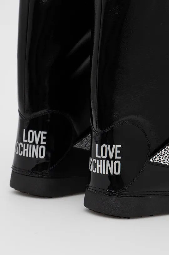 Зимові чоботи Love Moschino  Халяви: Синтетичний матеріал Внутрішня частина: Текстильний матеріал Підошва: Синтетичний матеріал