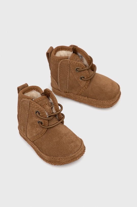 UGG gyerek együttes  Szár: szarvasbőr Belseje: textil Talp: szintetikus anyag Más anyag: 20% akril, 20% nejlon, 54% poliészter, 6% gyapjú