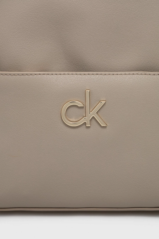 Ruksak Calvin Klein  25% Polyester, 51% Polyvinyl , 2% Iná látka, 22% Termoplastický polyuretán