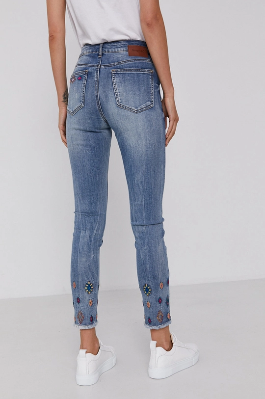 Desigual Jeansy Mia 21WWDD22 91 % Bawełna, 2 % Elastan, 7 % Poliester, Wskazówki pielęgnacyjne:  prać w pralce w temperaturze 30 stopni, nie suszyć w suszarce bębnowej, nie wybielać, prasować w niskiej temperaturze, Nie czyścić chemicznie