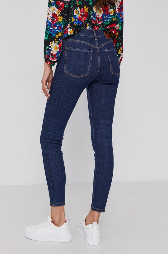 Desigual Jeansy Alba 21WWDD25 Materiał zasadniczy: 89 % Bawełna, 2 % Elastan, 9 % Poliester, Podszewka kieszeni: 5 % Bawełna, 95 % Poliester, Wskazówki pielęgnacyjne:  prać w pralce w temperaturze 30 stopni, nie suszyć w suszarce bębnowej, nie wybielać, prasować w niskiej temperaturze, Nie czyścić chemicznie