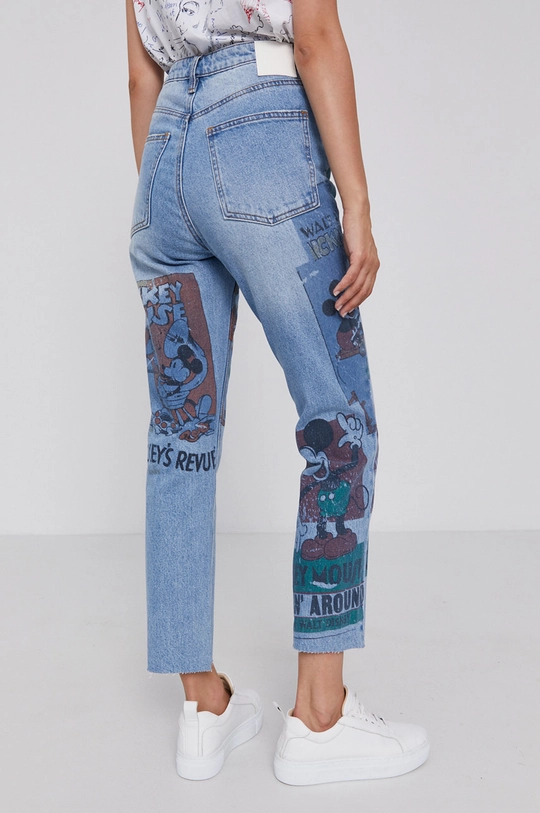 Desigual Jeansy x Disney 21WWDD23 99 % Bawełna, 1 % Elastan, Wskazówki pielęgnacyjne:  prać w pralce w temperaturze 30 stopni, nie suszyć w suszarce bębnowej, nie wybielać, prasować w niskiej temperaturze, Nie czyścić chemicznie