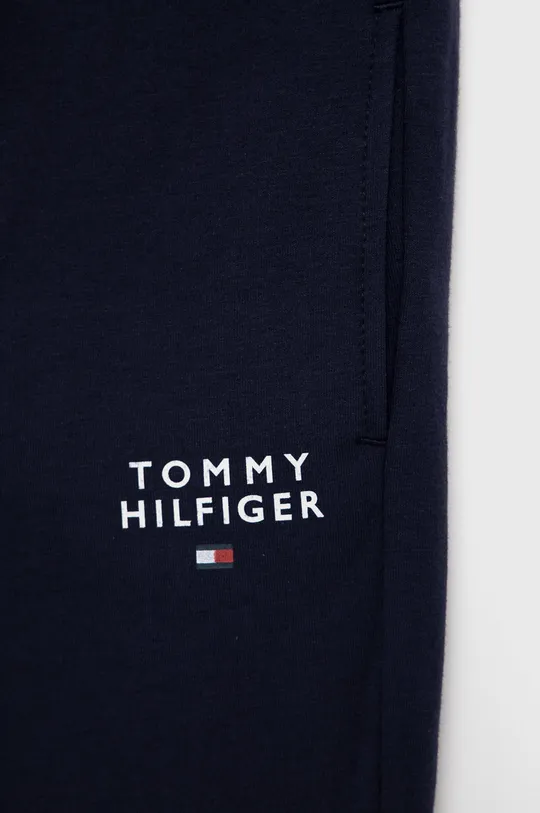 Детские брюки Tommy Hilfiger  Основной материал: 65% Хлопок, 5% Эластан, 30% Полиэстер Лента: 59% Хлопок, 2% Эластан, 39% Полиэстер