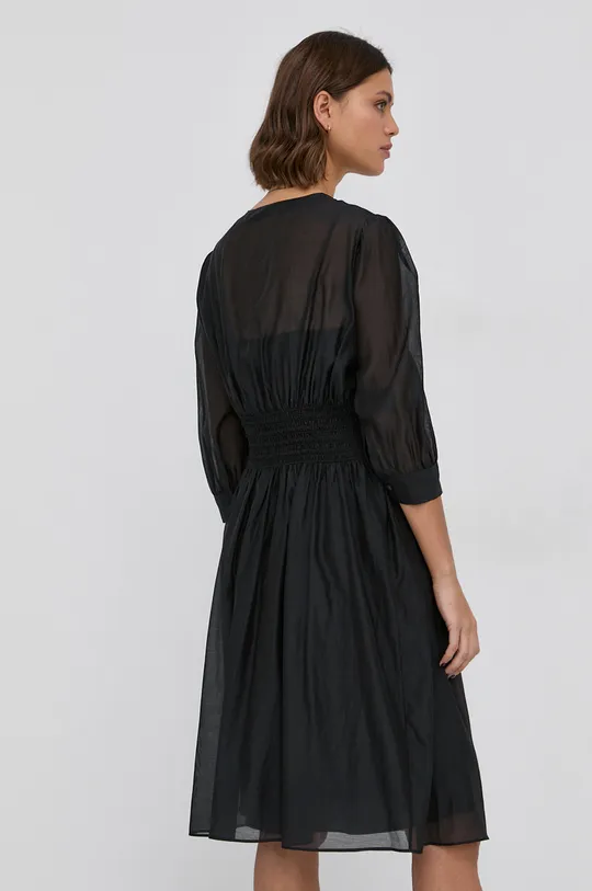 Φόρεμα από συνδυασμό μεταξιού Karl Lagerfeld  Φόδρα: 100% Ανακυκλωμένος πολυεστέρας Κύριο υλικό: 65% Βαμβάκι, 35% Μετάξι