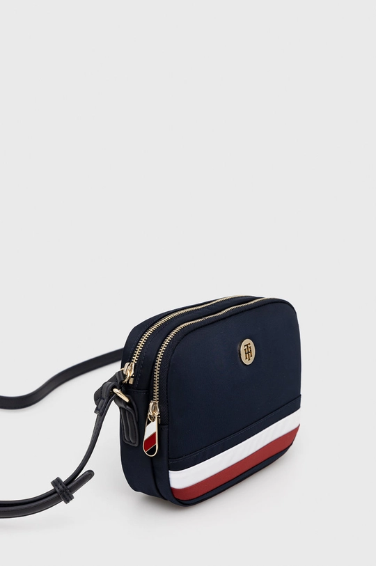 Torbica Tommy Hilfiger  6% Poliester, 5% Poliuretan, 9% Poliwinil, 80% Reciklirani poliester