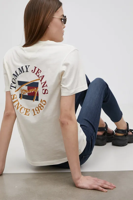 μπεζ Tommy Jeans - Βαμβακερό μπλουζάκι Γυναικεία