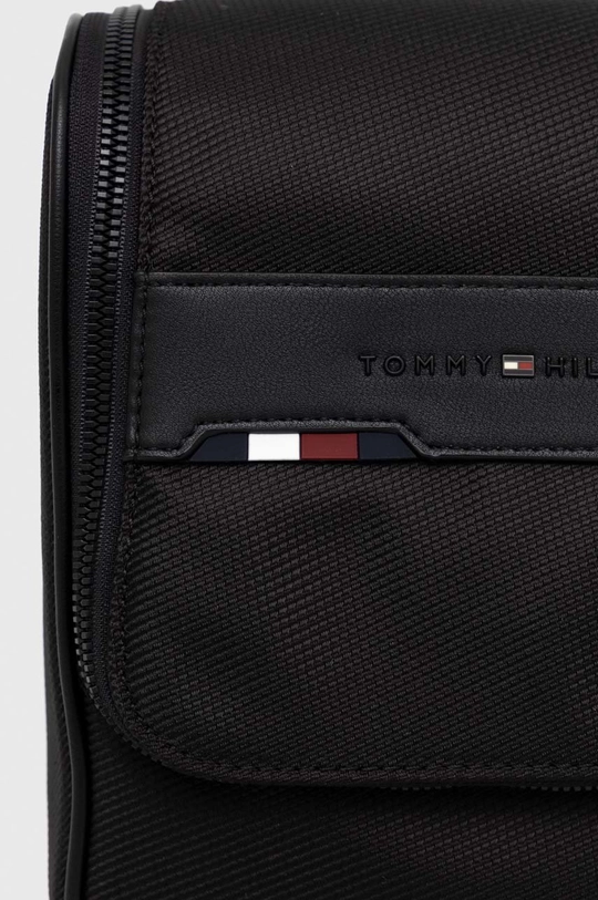 Νεσεσέρ καλλυντικών Tommy Hilfiger  52% Ανακυκλωμένος πολυεστέρας, 48% Πολυεστέρας