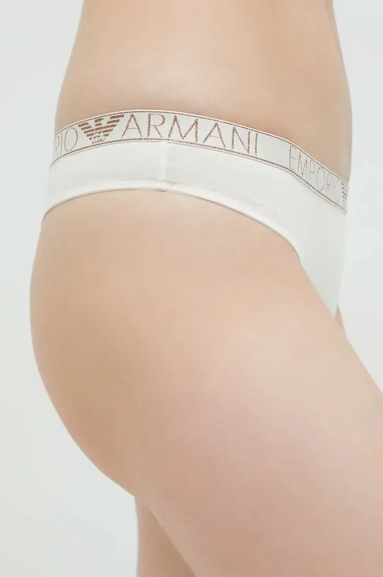 Στρινγκ Emporio Armani Underwear  Κύριο υλικό: 95% Βαμβάκι, 5% Σπαντέξ Ταινία: 80% Πολυεστέρας, 8% Σπαντέξ, 7% Πολυαμίδη, 5% Μεταλλικές ίνες