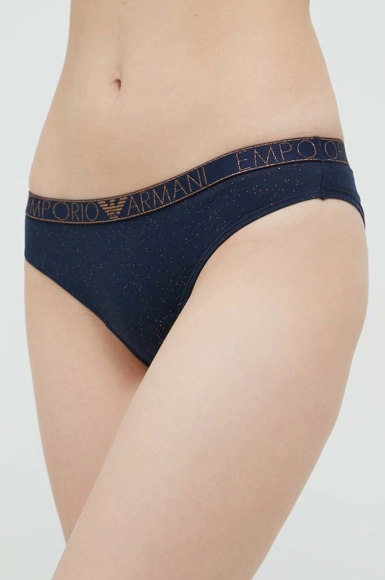 Komplet grudnjak i gaćice Emporio Armani Underwear  Temeljni materijal: 95% Pamuk, 5% Elastan Traka: 77% Poliester, 11% Elastan, 7% Poliamid, 5% Metalično vlakno