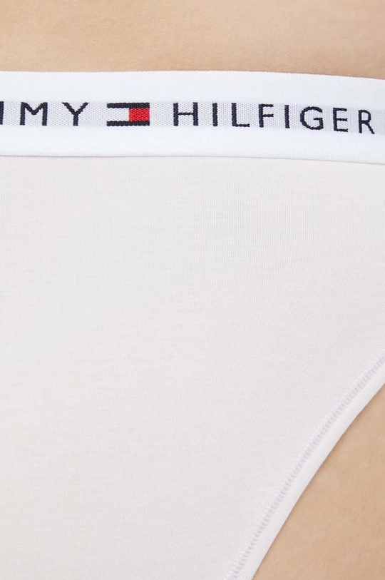 Gaćice Tommy Hilfiger  Temeljni materijal: 53% Pamuk, 35% Modal, 12% Elastan Uložak: 100% Pamuk Završni sloj: 75% Poliamid, 16% Poliester, 9% Elastan