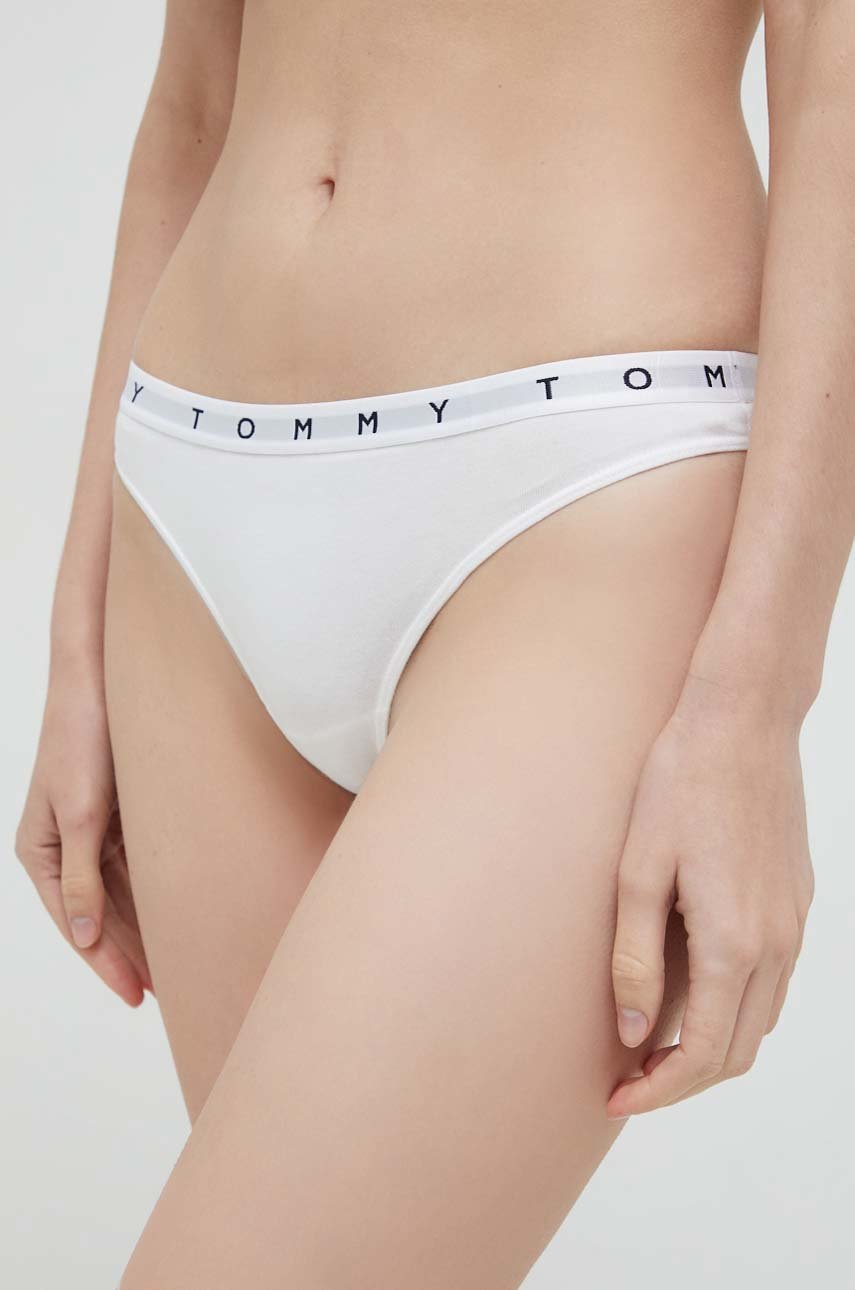 Tanga Tommy Hilfiger (3-pak)  Hlavní materiál: 95% Bavlna, 5% Elastan Podšívka: 100% Bavlna Páska: 54% Polyamid, 38% Polyester, 8% Elastan
