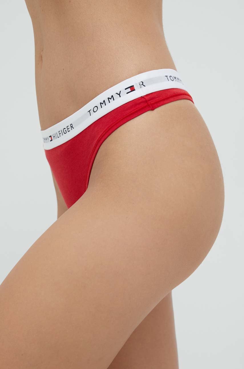Tanga Tommy Hilfiger  Hlavní materiál: 53% Bavlna, 35% Modal, 12% Elastan Vložka: 100% Bavlna Provedení: 75% Polyamid, 16% Polyester, 9% Elastan