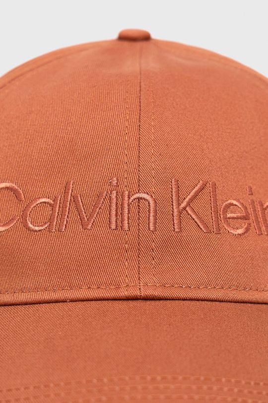 Pamučna kapa Calvin Klein zlatno smeđa