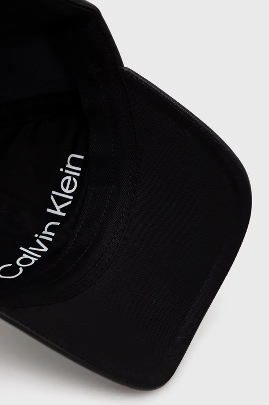 Καπέλο Calvin Klein  Κύριο υλικό: 100% Πολυεστέρας Φόδρα: 100% Βαμβάκι Άλλα υλικά: 100% Βαμβάκι