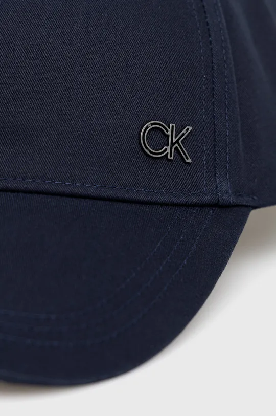Βαμβακερό καπέλο Calvin Klein σκούρο μπλε