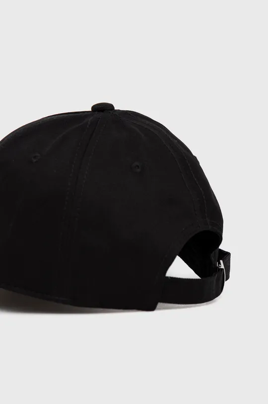 Хлопковая кепка Armani Exchange  Основной материал: 100% Хлопок Подкладка: 60% Хлопок, 40% Полиэстер