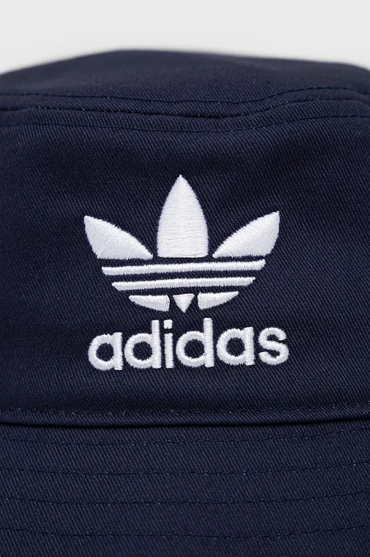 Bombažni klobuk adidas Originals mornarsko modra
