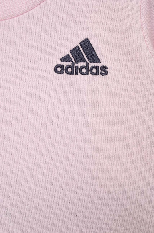 Παιδικό σετ adidas  Υλικό 1: 70% Βαμβάκι, 30% Ανακυκλωμένος πολυεστέρας Υλικό 2: 55% Βαμβάκι, 37% Ανακυκλωμένος πολυεστέρας, 8% Σπαντέξ