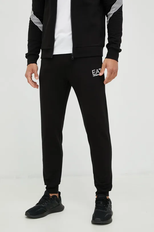 Спортивный костюм EA7 Emporio Armani  Основной материал: 58% Хлопок, 38% Полиэстер, 4% Эластан Резинка: 57% Хлопок, 39% Полиэстер, 4% Эластан
