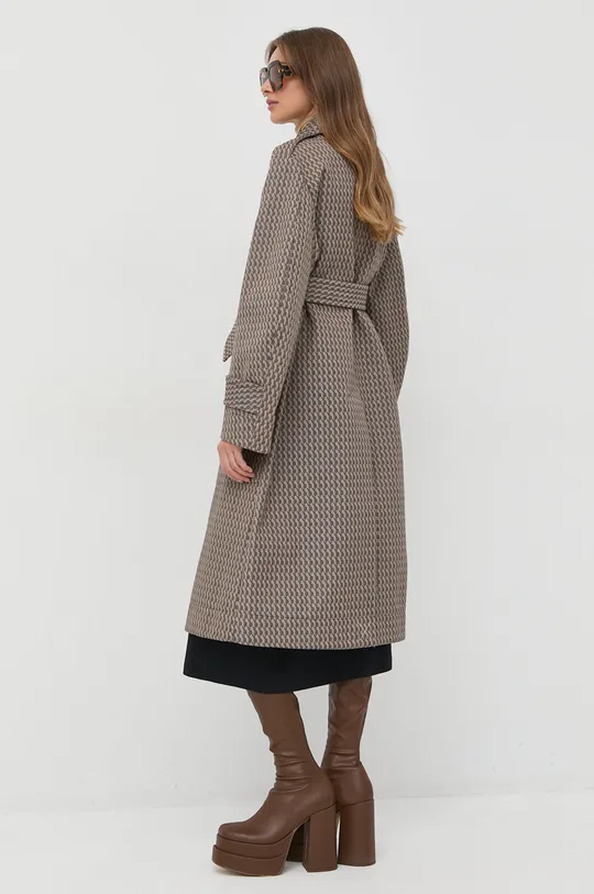 Kabát Victoria Beckham  Základná látka: 95% Bavlna, 5% Polyester Podšívka: 70% Bavlna, 30% Polyamid
