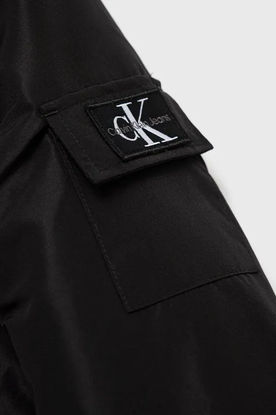 Otroška jakna Calvin Klein Jeans  Glavni material: 100% Poliester Podloga: 100% Poliester Polnilo: 100% Poliester Patent: 97% Poliester, 3% Elastan