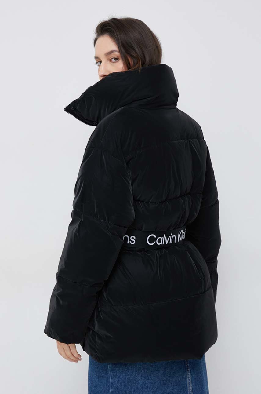 Bunda Calvin Klein Jeans  Hlavní materiál: 100% Polyester Podšívka: 100% Polyester Výplň: 100% Polyester Stahovák: 97% Polyester, 3% Elastan