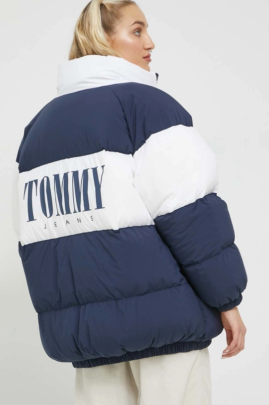 Páperová bunda Tommy Jeans  Základná látka: 79% Polyester, 21% TPU Podšívka: 100% Polyester Výplň: 90% Kačacie páperie, 10% Páperie