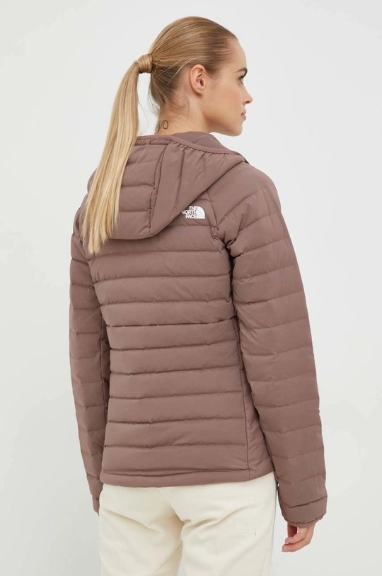 Sportska pernata jakna The North Face Belleview  Temeljni materijal: 90% Poliester, 10% Elastan Postava: 90% Poliester, 10% Elastan Ispuna: 80% Reciklirano paperje, 20% Reciklirano perje