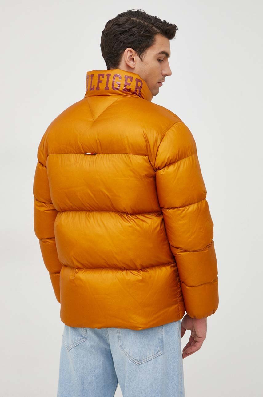 Péřová bunda Tommy Hilfiger  Hlavní materiál: 100 % Polyamid Podšívka: 100 % Polyamid Výplň: 70 % Kachní chmýří, 30 % Peří