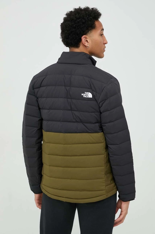 Sportska pernata jakna The North Face Bellview  Temeljni materijal: 90% Poliester, 10% Elastan Postava: 90% Poliester, 10% Elastan Ispuna: 80% Reciklirano paperje, 20% Reciklirano perje