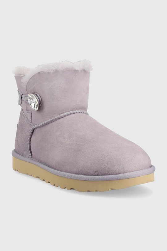 Snežke iz semiša UGG W Mini Bailey Button Bling vijolična